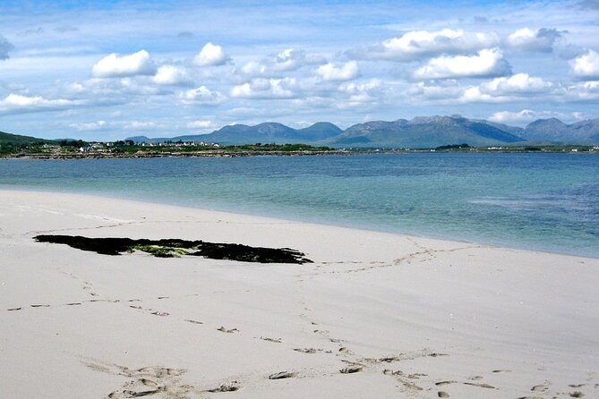 2.5 Hour Guided Sea Kayaking in Roundstone Bay - What sea kayaking on this route feels like in practice