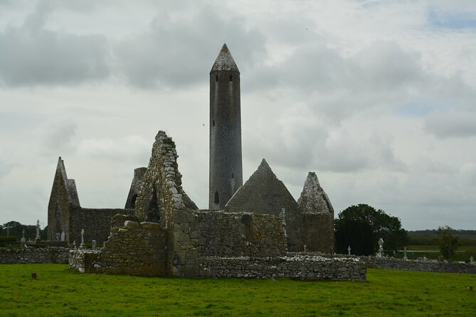 Cliffs of Moher and Burren Private Day Tour - Castello di Doonagore and Doolin: history on a hill, then lunch in town