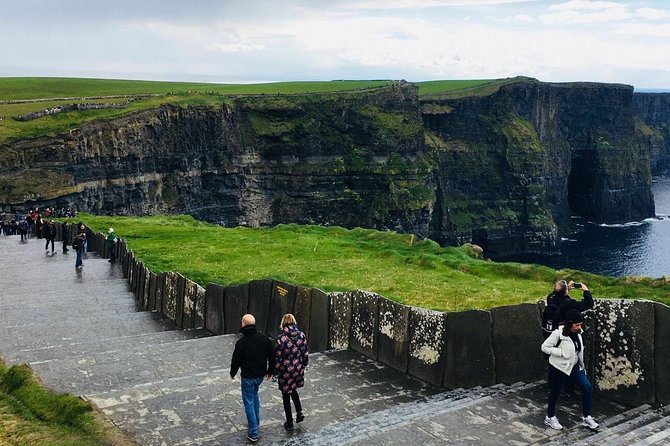 Cliffs Of Moher Tour In Spanish - Entering the Cliffs of Moher: a 220 meter viewpoint and up to 2 hours on the path