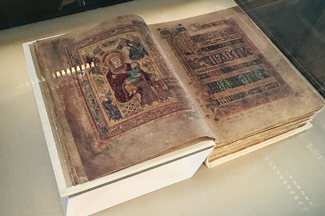 Dublin Book of Kells, Castle and Molly Malone Statue Guided Tour - Walking, shoes, and pace: who will enjoy the 2.5-hour format