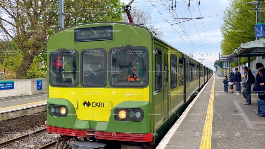 Dublin: Cruise Excursion Hop-On Hop-Off Tour & Rail Ticket - The hop-on hop-off system: live guides, audio backup, and easy reboarding