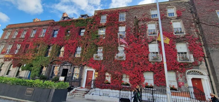 Dublin: Dublin City Highlights Private Guided Walking Tour - Hapenny Bridge and College Green: From the River to Parliament House