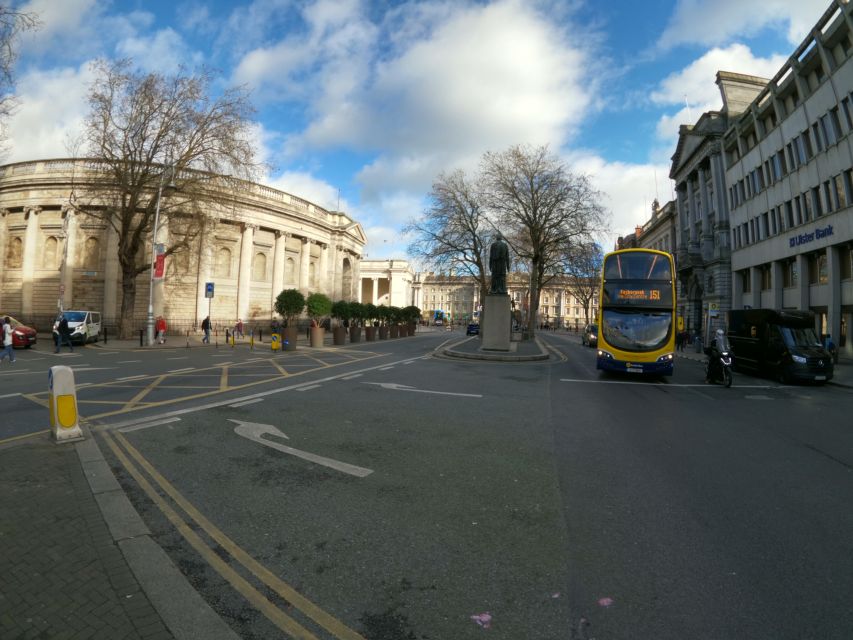 Dublin: Dublin City Highlights Private Guided Walking Tour - St Stephen’s Green, the Department of the Taoiseach, Leinster House, and Oscar Wilde