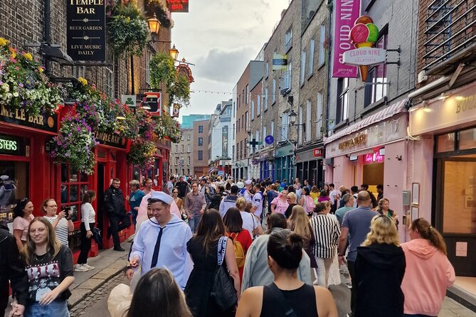Dublin Express Private Guided Walking Tour - Trinity College Dublin: old walls, a campus with present-day life