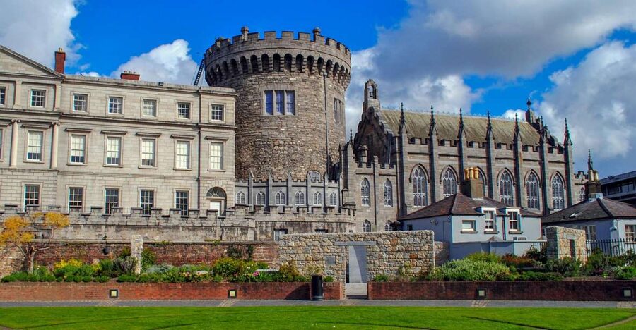 Dublin: Fast-Track Book of Kells Ticket & Dublin Castle Tour - Pacing, group style, and what to wear