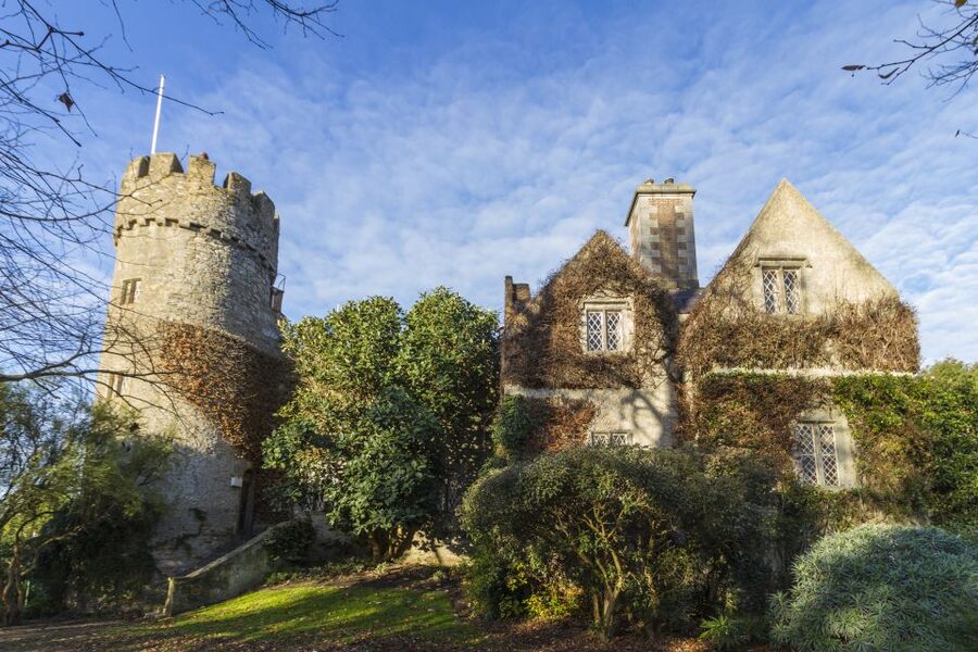 Dublin: Full-Day Howth and Malahide Castle Tour - Howth lunch and free time: fishermen village energy without the scramble