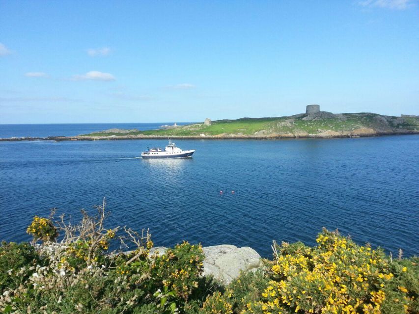 Dublin: Howth Cliffs and Ireland's Eye Boat Cruise - Howth Cliffs and Lambay Island: the coast show during the sail