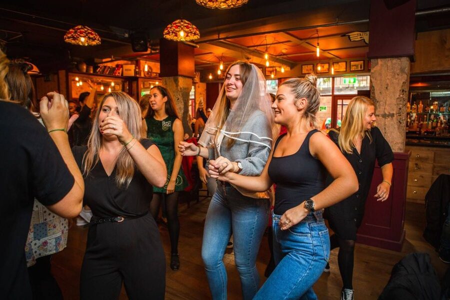 Dublin: Irish Music and Dance Show with Dance Lesson - The live show: classic Irish music and polished performance