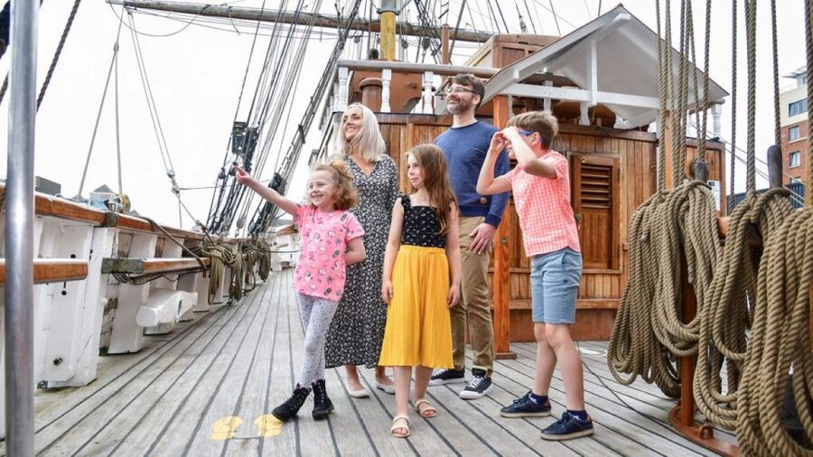 Dublin: Jeanie Johnston Tall Ship Irish Famine History Tour - Below deck: cramped quarters, food, payment, and the risks of crossing