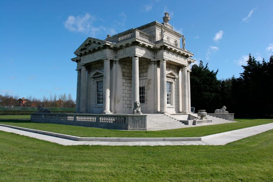 DUBLIN: Malahide castle and Howth MULTILINGUAL full day tour - The bus route through Dublin Bay villages, parks, and beaches
