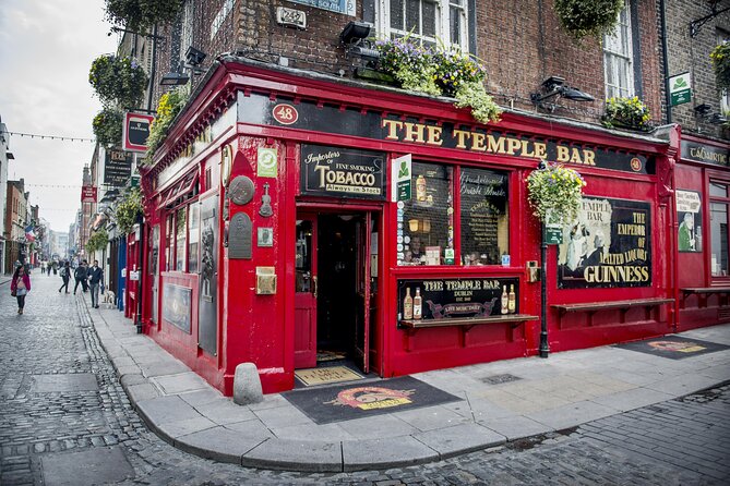 Dublin Old Town: Famous Pubs Exploration Game and Tour - Key highlights at a glance