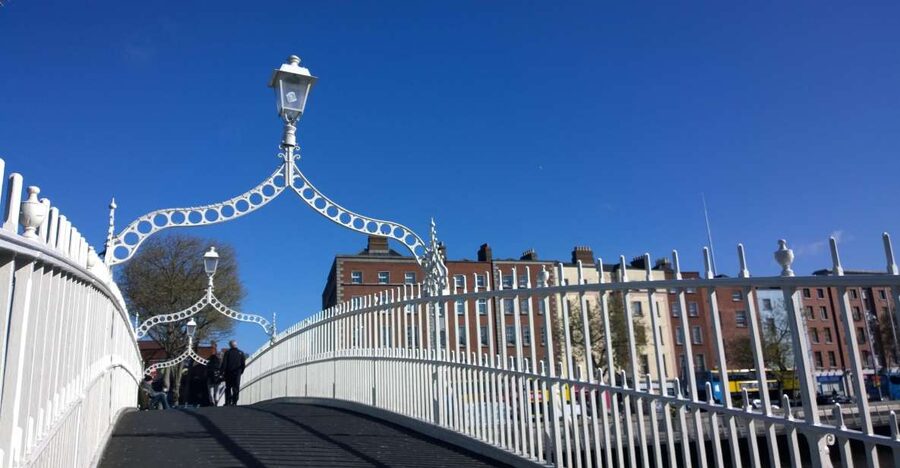 Dublin: Private City Tour in German - From the city center to Trinity College, expect walking + story