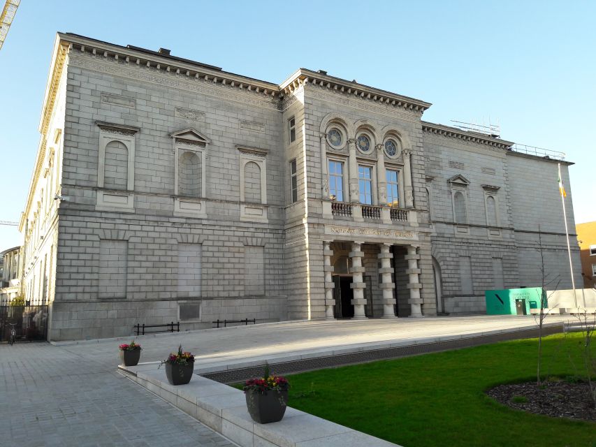 Dublin: Private Tour of City Monuments in Spanish - What the Spanish private format means for your Dublin day