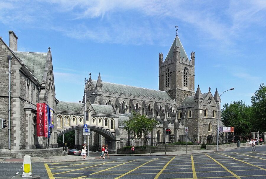 Dublin: Private Tour of City Monuments in Spanish - Christ Church Cathedral to Temple Bar, walking into Dublin’s best-known vibes