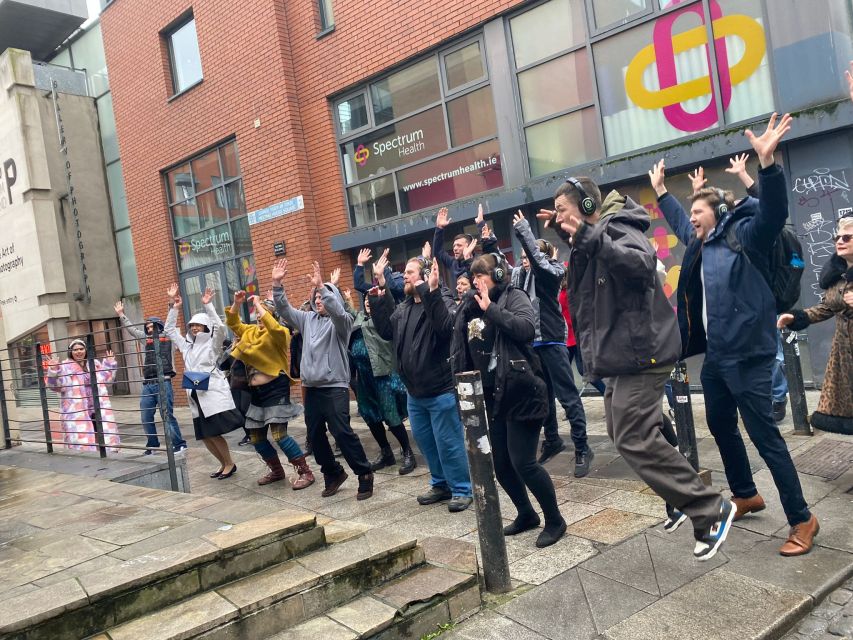 Dublin: Silent Disco Walking Tour - Getting kitted with headsets and learning the first dance moves