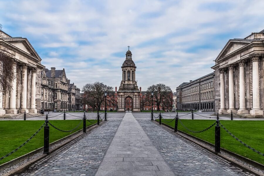 Dublin: St Patrick's, Book of Kells, and Dublin Castle Tour - Molly Malone statue stop: the quick photo break that still feels Dublin