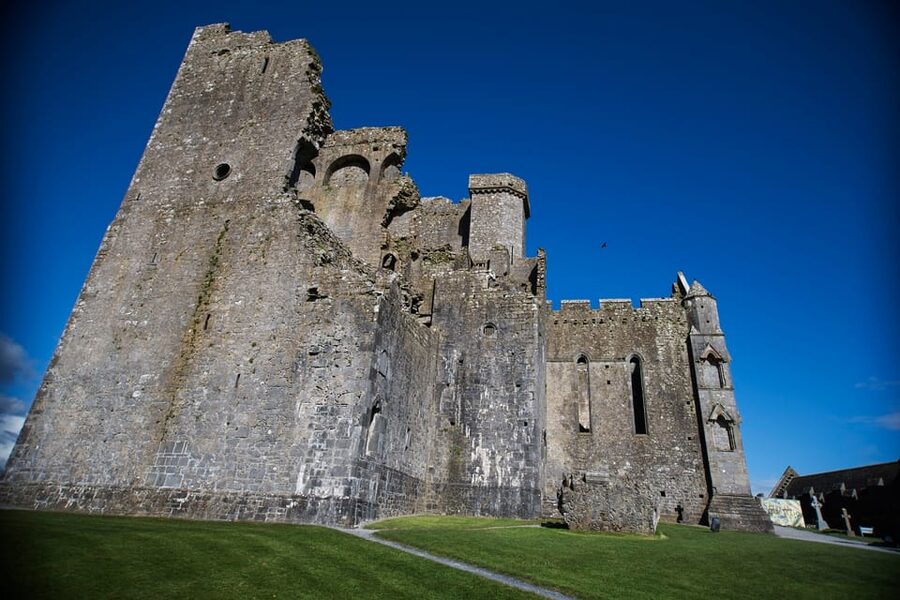 From Dublin:Cork,Cahir Castle,Rock of Cashel Tour in Spanish - The Spanish Speaking Guide, and Why Language Changes the Experience