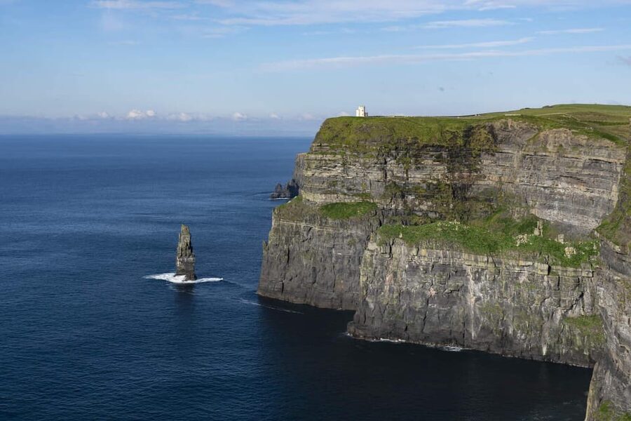 From Dublin: Galway + Cliffs of Moher Boat Cruise in Spanish - A Dublin-to-Galway day built around the Cliffs