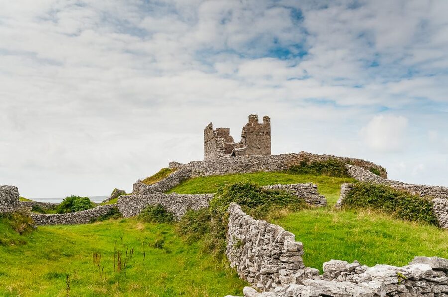 From Galway: Aran Islands and Cliffs of Moher Tour & Cruise - Lunch and pub time near the cliffs and in Doolin
