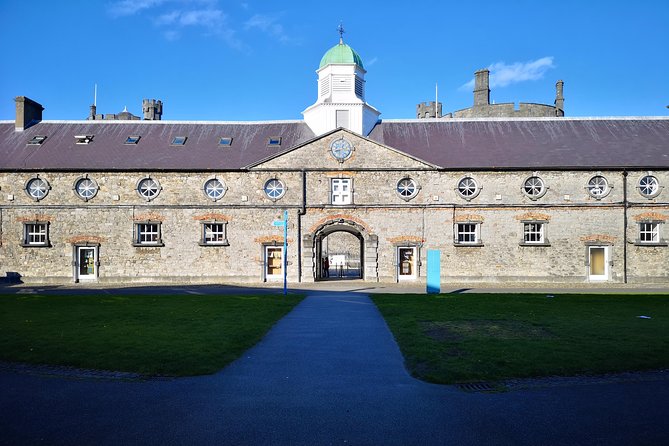 Guided tour of Kilkenny in French with an Irish guide - St. Canice’s Cathedral and the Round Tower, the best kind of start