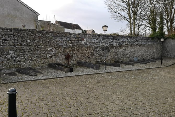 Guided tour of Kilkenny in French with an Irish guide - Rothe House & Garden and the Old Jail and Courthouse, two angles on power