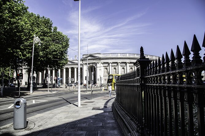 Legends, Ghosts and Ghouls Walking Tour Dublin - The guide style: Sean’s animated storytelling, with a theatrical edge