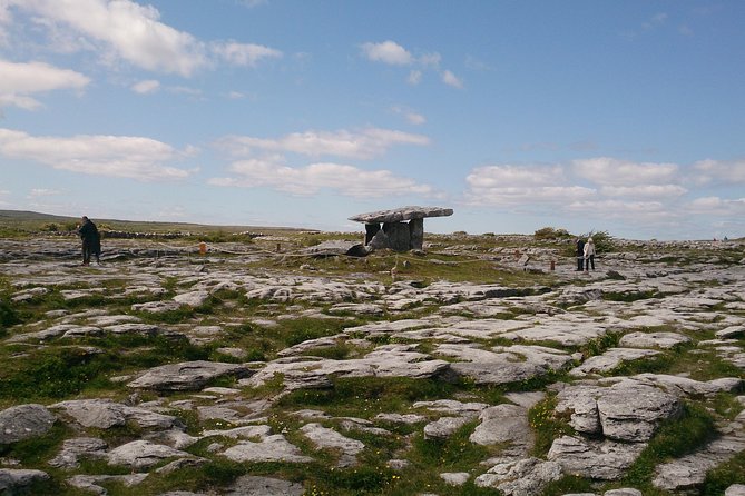 Private tour to the Cliffs of Moher guided in Spanish - Poulnabrone Dolmen: a light walk to a megalithic site
