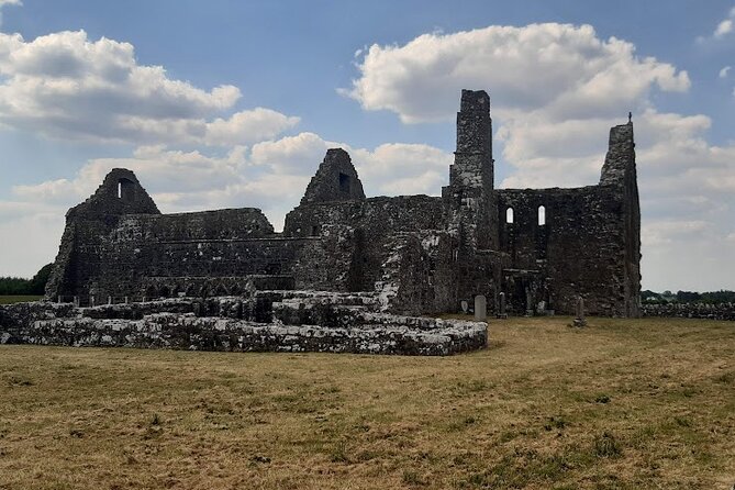 Sean's Bar, Athlone Castle and Clonmacnoise Monastery - Clontuskert Abbey in 30 minutes: seeing a site that time erased