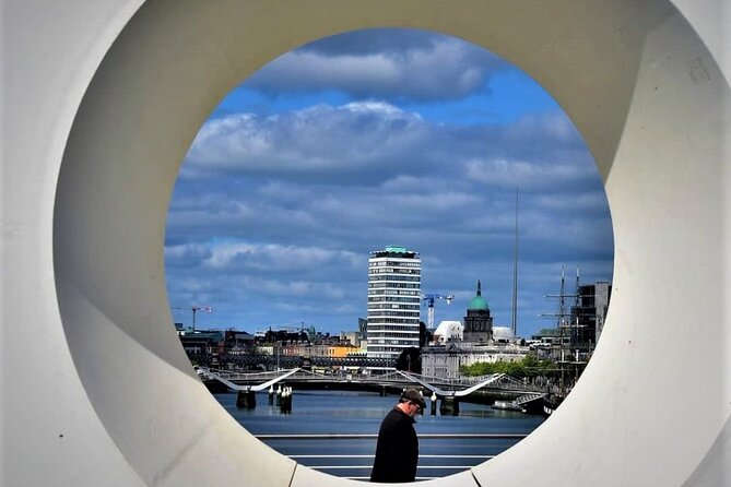 Semi-Private (8people max) 2.5 Hr Dublin Walking Tour - Temple Bar on foot: the famous streets with a reality check