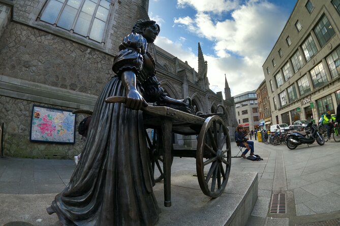 The Dublin Private Walking Tour - College Green and Trinity College Dublin: the center of gravity for Irish life