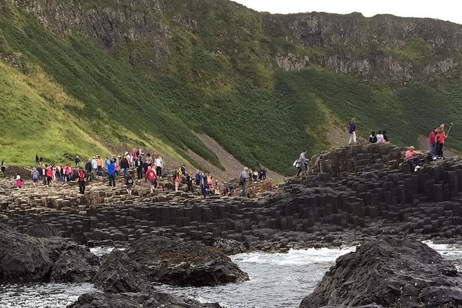 The Giant's Causeway, Dunluce Castel and Belfast - Spanish guide - Dunluce Castle on the cliffs: views and the hard-edged past