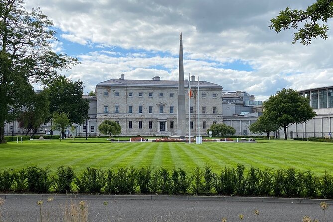 Turtle Bunbury's Dublin: A Self-Guided Audio Tour from a Celebrated Author - Merrion Square and the Oscar Wilde stops (the quick photo, plus context)
