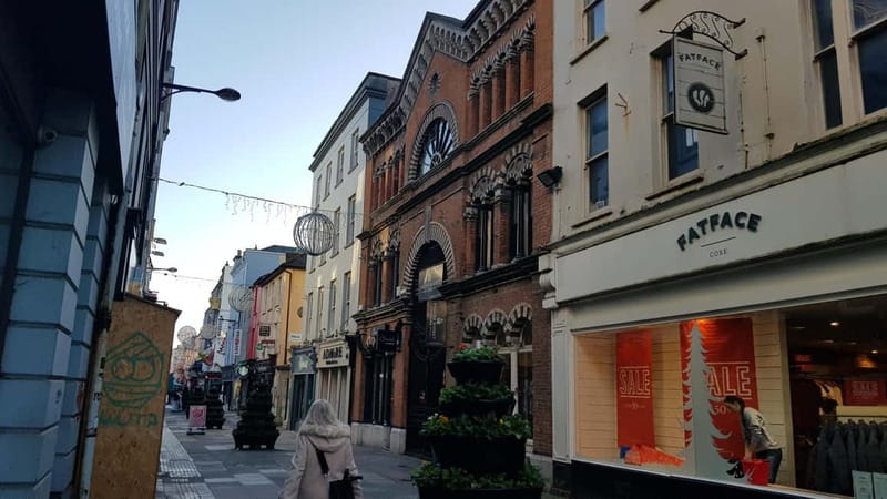 Visite guidée de Cork city en français avec guide - Meet at the tourist office, then get your bearings fast