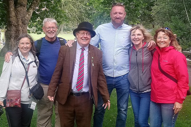 Walking tour in Merrion Square Park - Dublin Rogues Tour - Stop 1 at the Monument to Oscar Wilde