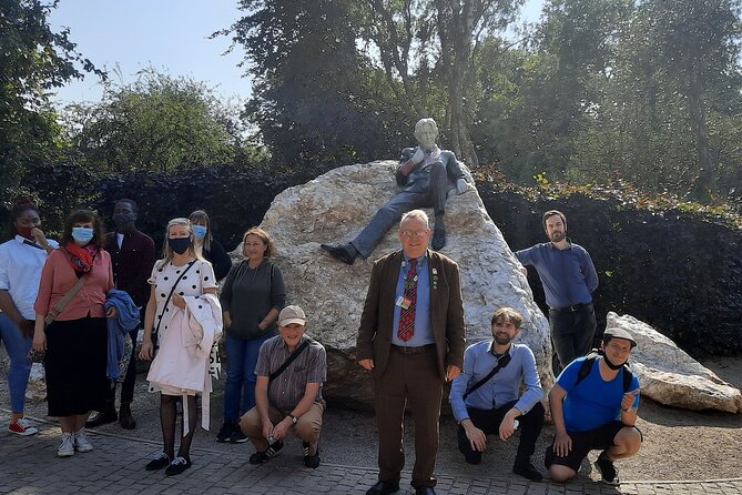 Walking tour in Merrion Square Park - Dublin Rogues Tour - Timing, pacing, and where to meet in Dublin